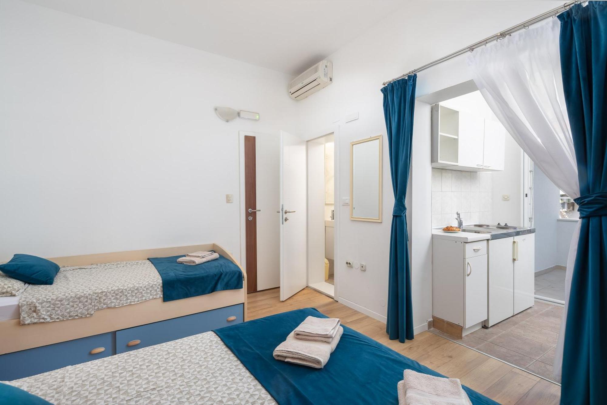 Apartments Near Central Beach With Free Parking Makarska Habitación foto